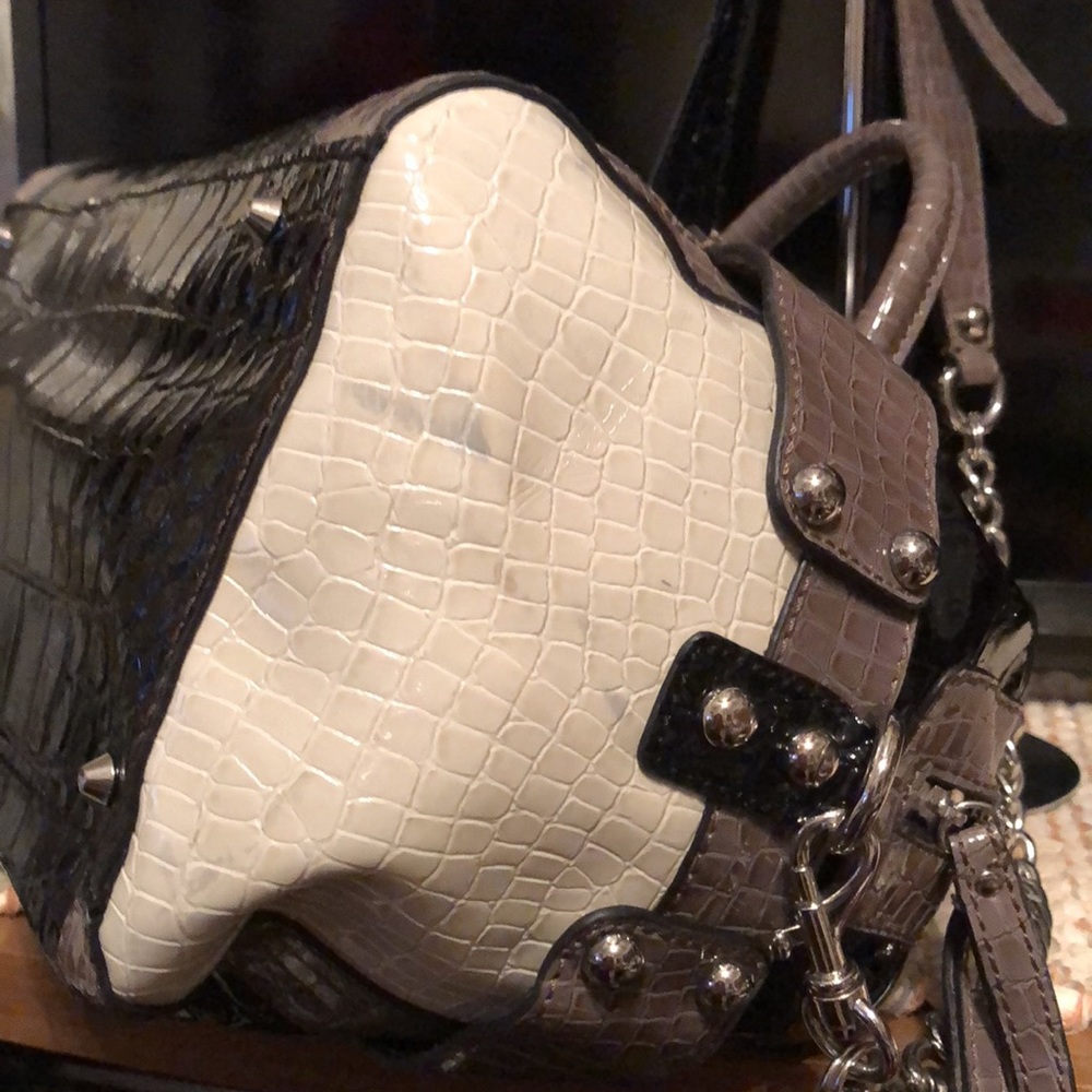 Guess - Picture 9 of 10